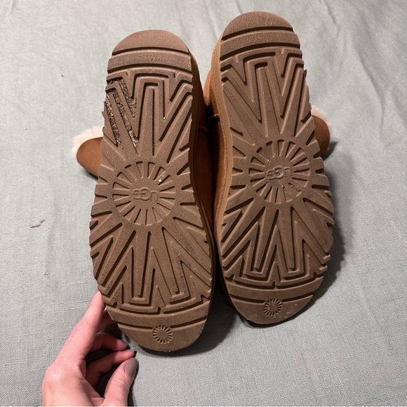 Ugg Daelynn Chestnut Leather Bailey Bow Short Boots - Picture 2 of 9